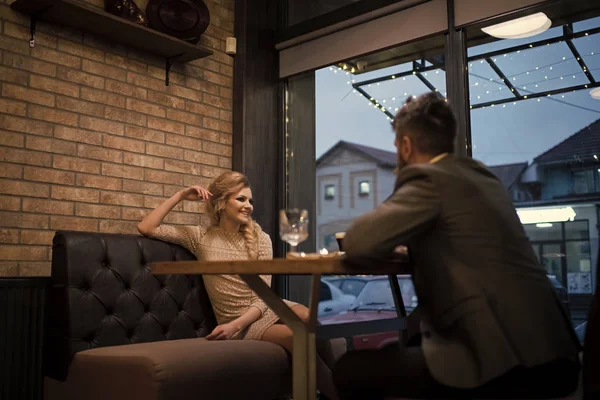 Data di coppia di famiglia in relazioni romantiche, amore. Coppia innamorata al ristorante. Incontro d'affari tra uomo e donna. San Valentino con donna sexy e uomo barbuto. Proposta e anniversario — Foto Stock