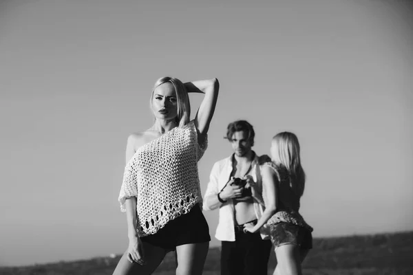 Mulher posando no dia ensolarado no céu cinza — Fotografia de Stock