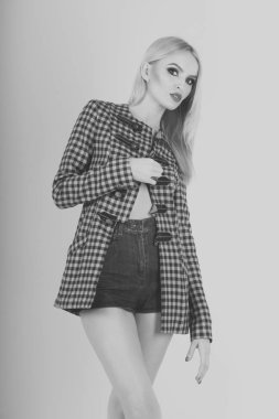 makyaj moda şort ve ceket ile güzel kadın