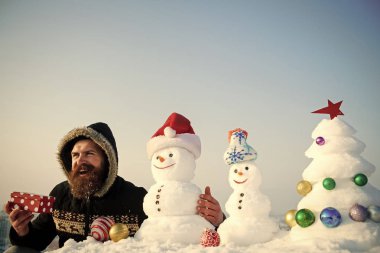 Kardan adam ve karlı xmas ağacı ile gülümseyen adam