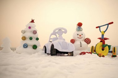 Kardan adam ve kar xmas ağacı üzerinde beyaz gökyüzü