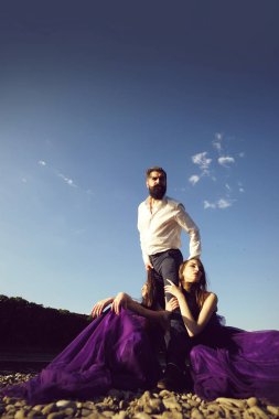 Sakallı adam ve iki kadın açık