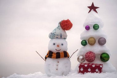 Mavi arka plan üzerinde kar heykeller