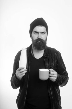 Uzun sakallı adam tutun süt şişesi.