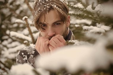 Maço yüzünü ve ellerini eşarp ile Isınma