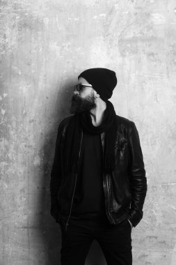 adam ciddi bir yüz ile.