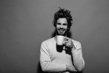 çay veya kahve ile mutlu adam