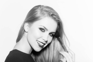 Sarı uzun saçlı kırmızı dudaklar ile gülümseyen mutlu kız