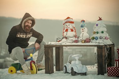 Mutlu adam karda üç tekerlekli bisiklet sürme