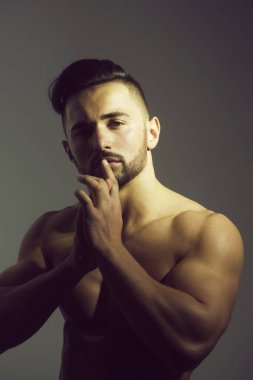 Sakallı yüzü, elleri ile yakışıklı kaslı adam