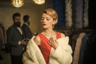 Adam ve kız giysi neşeli yüzü olan arka plan raf.