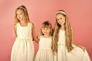 studioe içinde oynayan kızları. Onlar yakın duran pembe duvar vardır. Dostu aile kavramı