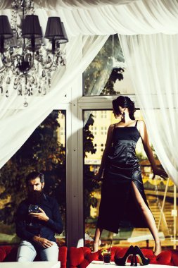 sakallı adam beyaz şarap ile