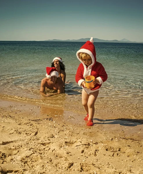 Weihnachten glückliche Familie im Wasser. — Stockfoto