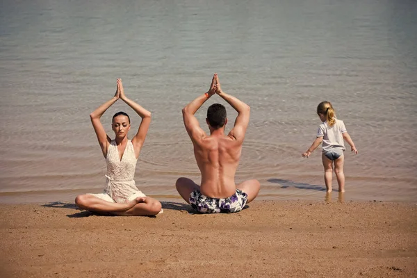 Ioga e meditação, amor e família, férias de verão, espírito, corpo — Fotografia de Stock