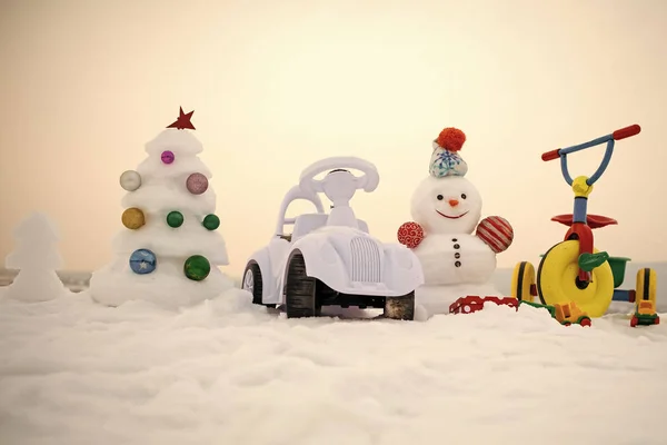 Sneeuwpop en sneeuw kerstboom op witte hemel — Stockfoto