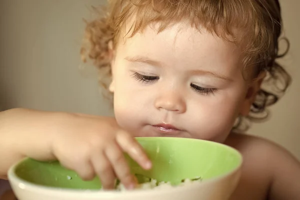 Portret małe dziecko mężczyzna jedzenie — Zdjęcie stockowe