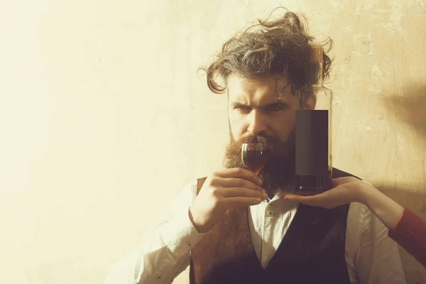 Mann trinkt Glas Wein aus Flasche auf weibliche Hand — Stockfoto