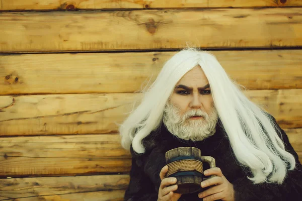 Hombre barbudo con taza de madera —  Fotos de Stock