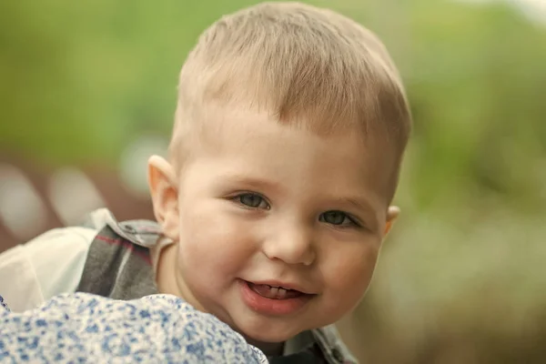 Хлопчик Тоддлер посміхається з дитячими зубами на милому обличчі — стокове фото