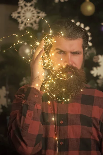 Homem de Natal com barba no rosto sério e guirlanda . — Fotografia de Stock