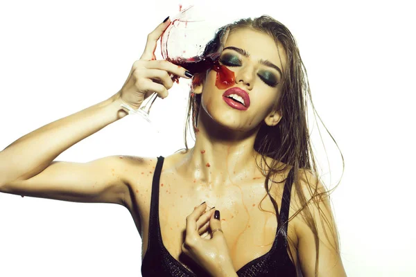 Mulher derramando vinho tinto — Fotografia de Stock