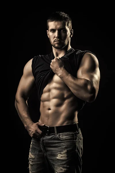 Muskuløs mann med skjorte på skulder – stockfoto