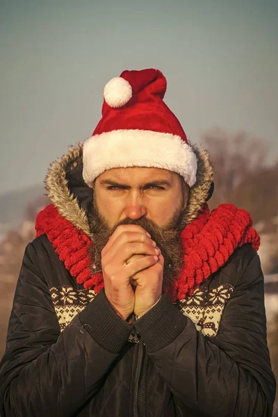 圣诞节男人脸上的胡子和长长的胡须. — 图库照片