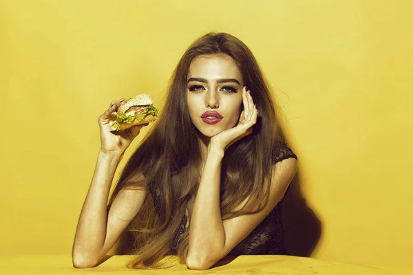 Woman with burger — Stock Photo, Image