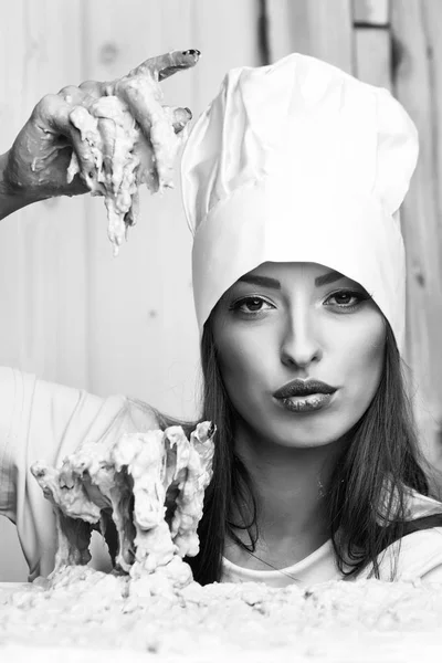 반죽으로 여자 요리사 — 스톡 사진