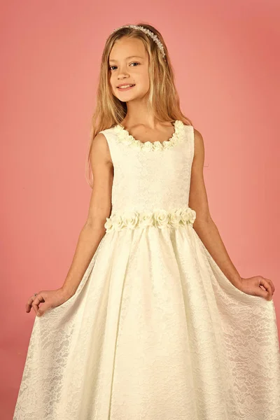 Kleine Prinzessin im weißen Kleid. kleine Prinzessin Mädchen — Stockfoto