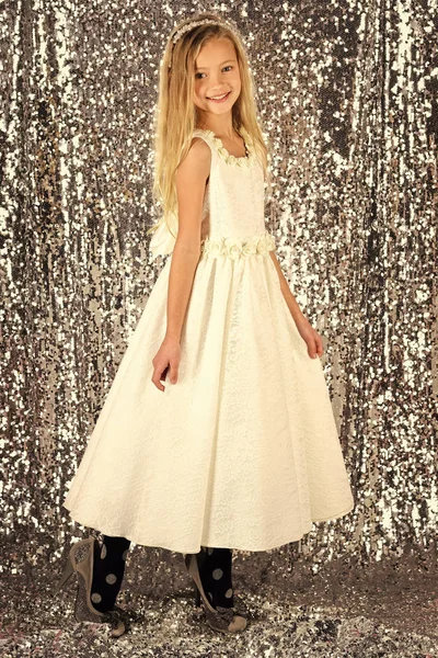 Κοριτσάκι σε μοντέρνο φόρεμα, prom. κοριτσάκι σε στυλ αίγλη. — Φωτογραφία Αρχείου