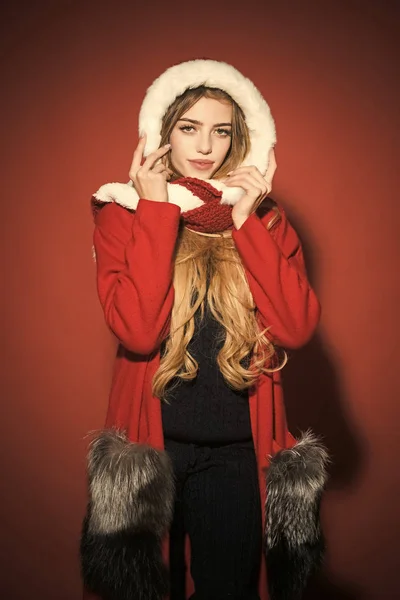 Navidad mujer en santa claus sombrero con capucha, año nuevo —  Fotos de Stock