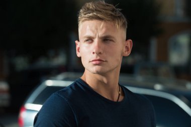 Genç ve kas. Yakışıklı adam rahat moda giysiler giymek. Kaslı bir modeldir. Sağlıklı adam açık atletik. Moda saç kesimi olan yakışıklı adam. Bir moda deyimi