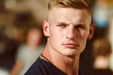 Daha kaslı arıyorum. Moda saç kesimi olan yakışıklı adam. Yakışıklı adam rahat moda giysiler giymek. Kaslı bir modeldir. Sağlıklı adam açık atletik. Atletik uyum