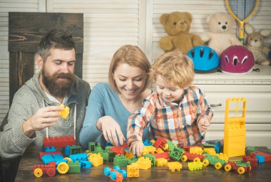 mutlu çocukluk. Bakım ve geliştirme. Baba ve anne küçük çocuk. evde anne ile küçük boy oynayın. Baba ve anne ile Çocuk oyun kurucu. Aile ve çocuk günün kutlu olsun. Anılarımız