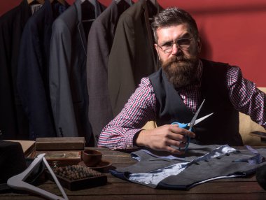 Başarılı Moda Tasarımcısı. iş elbise kodu. El yapımı. mekanizasyon dikiş. mağaza ve moda showroom uygun. Sakallı adam terzi dikiş ceket. Retro modern terzilik atölye. Kalça ve şık