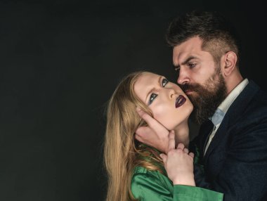 Şehvetli hayattan zevk. İki aşık. Stil ikonları. Adam sarılmak kadın uzun saçlı sakallı. Moda giyim samimi çift. Moda stil ve saç bakımı. İkisi de moda, kopya alanı seviyorum