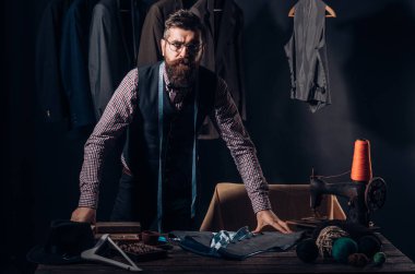 Bayıldım. Sakallı adam terzi dikiş ceket. iş elbise kodu. El yapımı. mağaza ve moda showroom uygun. Retro ve modern atölye terzilik. mekanizasyon dikiş. Moda ve güzellik