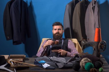 Her detay mükemmel olması gerekir. Retro modern terzilik atölye. Sakallı adam terzi dikiş ceket. mekanizasyon dikiş. mağaza ve moda showroom uygun. iş elbise kodu. El yapımı. Dikiş terzi