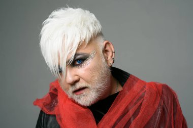 Güzellik Cinsiyeti vardır. Hippi moda stil. Transseksüel kişi. Moda saç modeli ile egzotik hipster adam. Erkek makyaj göz. Erkek makyaj sakallı adam. Destek transseksüel hakları