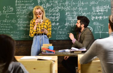 Gülümseyen portresi formal giyim kameraya bakarak at arabasıyla sakallı. Başarılı öğretmenler belirli içerik uzmanlığa sahip. Öğrencilerimizin başarı için bu öğretim yılında.