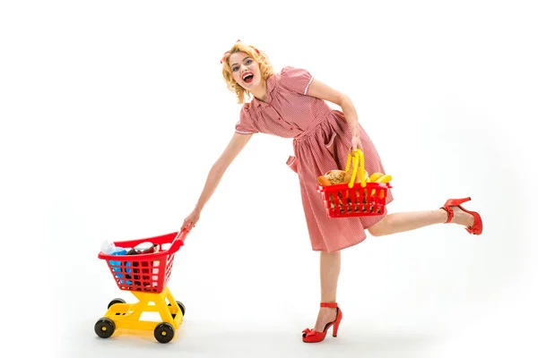 Verdadera felicidad. entrega a domicilio. feliz ama de casa vintage mujer. Mujer retro ir de compras. chica de compras con carro completo. ahorro en la compra. mujer feliz en la tienda. Verdadera felicidad. Emoción. —  Fotos de Stock