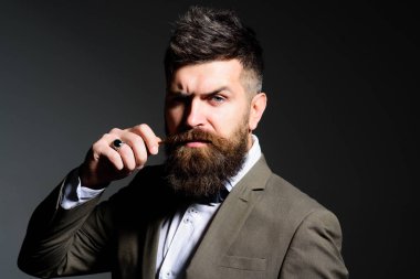 Yaşam için kuaför. İş aşınmaya uzun sakallı adam. Kuaför dükkanı sakallı adam. Her zamanki gibi iş. Erkek moda. Im sadece moda işinde olmak için heyecanlı.