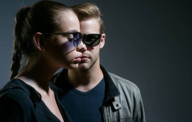 Romantik Çift. İlişkileri seviyorum. Dostluk günü. Dostluk ilişkileri. Moda trendy güneş gözlüğü modellerinde. İki aşık. Çift erkek ve kadın moda gözlük takıyor. Stil anlayışımız