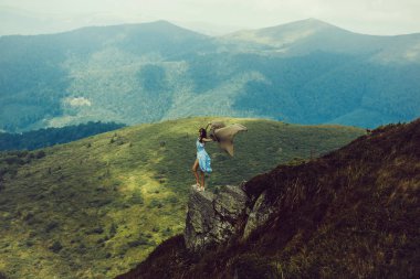 Güzel kız dağ yamacında