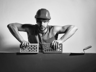 Seksi kaslı erkek yapıcı.