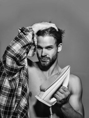 Demir ile seksi gömleksiz adam