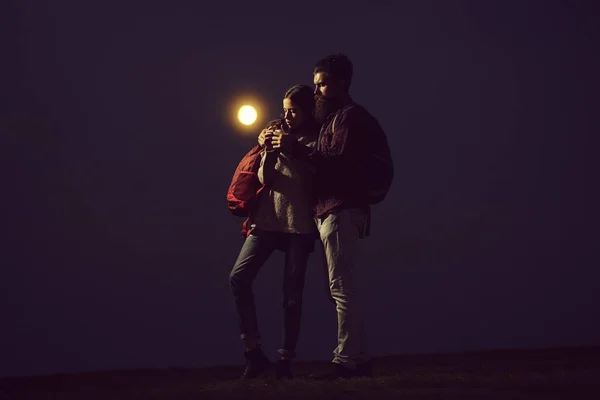 Embrasser couple sur crépuscule — Photo