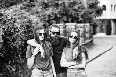 Yakışıklı adam kucaklama kız